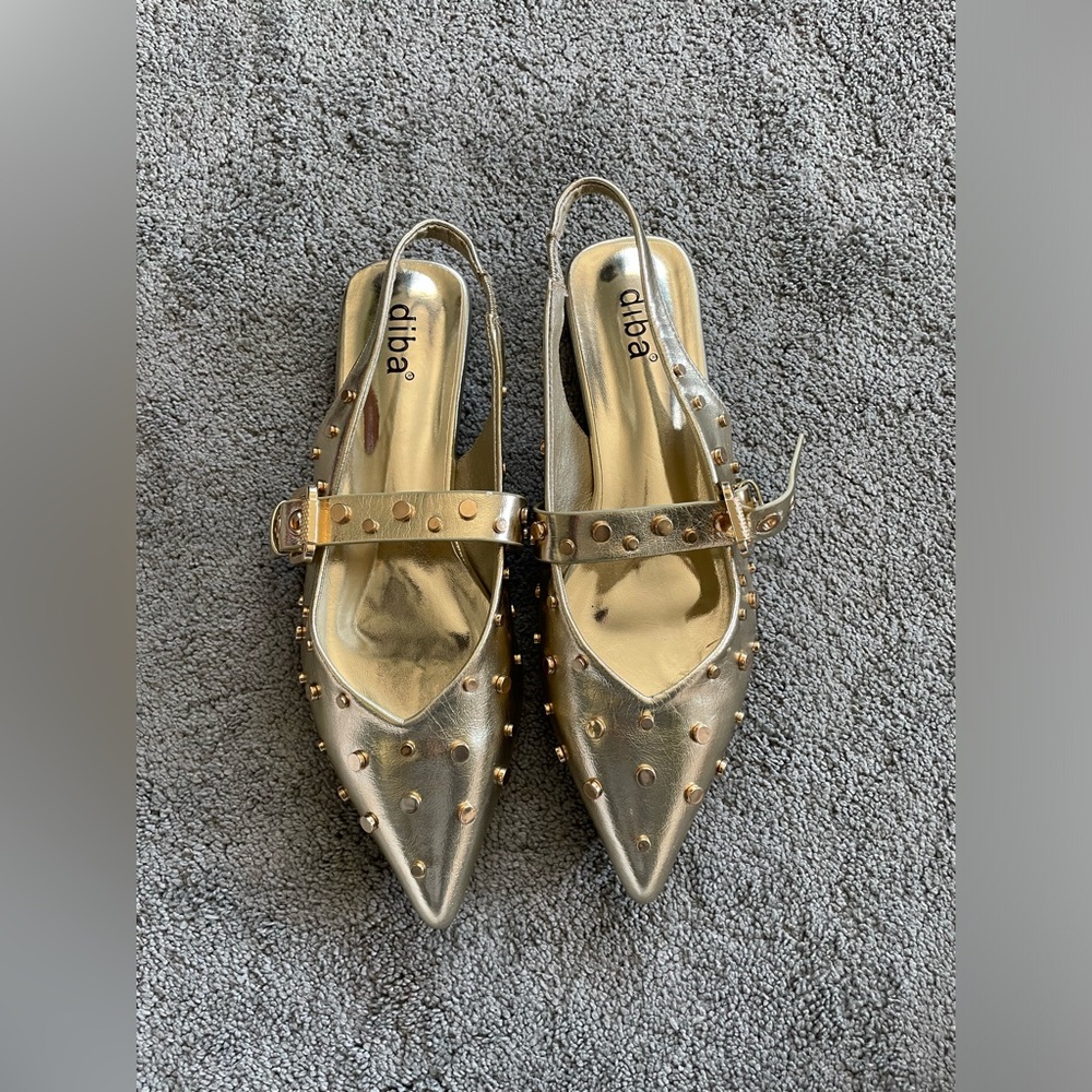 NWOT Dilba Gold Studded Sandal Flats Size 7.5